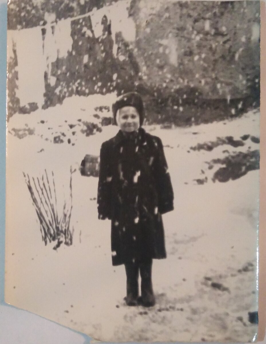 Фото из семейного архива.  Я во дворе. Зима 1956 года. Идет снег.