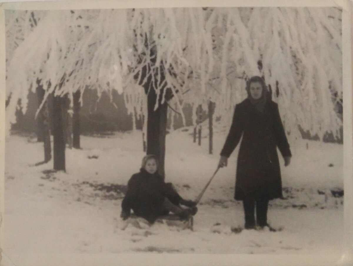 Фото из семейного архива. Декабрь 1956 года. Я и Тося. Мы за ёлками.