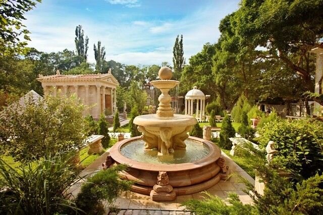 Фото "Старого парка" в Кабардинке, хоть и не мои (pinterest.ru), но все так и есть. Очень советую посетить!