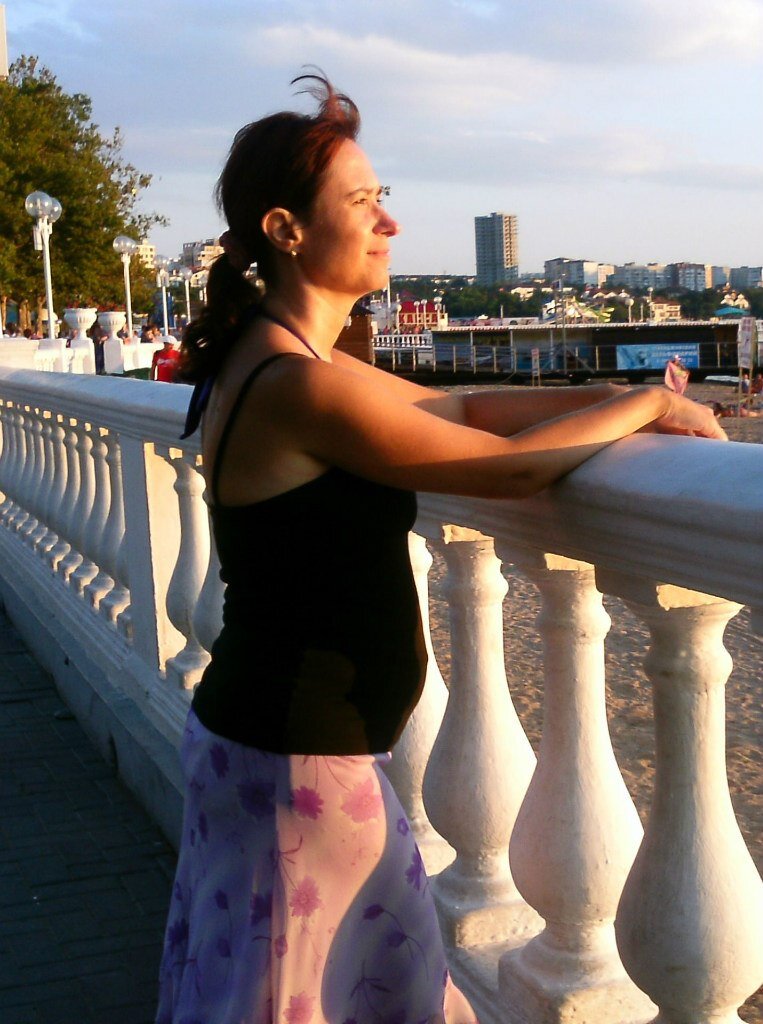 вот так скоро будем стоять на Набережной без возможности выйти к морю (фото из семейного архива, отдых в Геленджике)