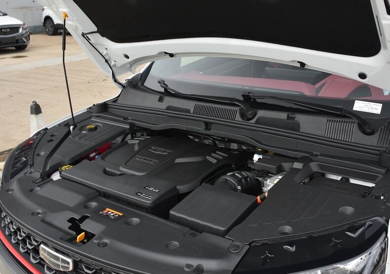 На фото: гибридная версия Geely Coolray ePro