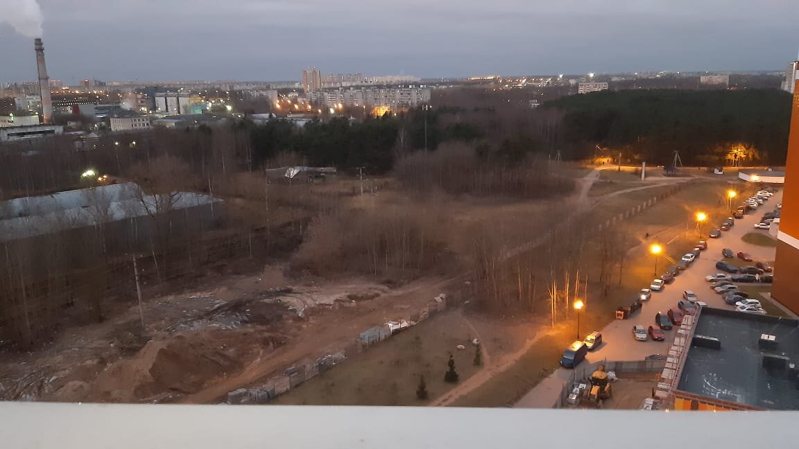 На улице зажглись фонари, осветив все вокруг.  Фото автора канала