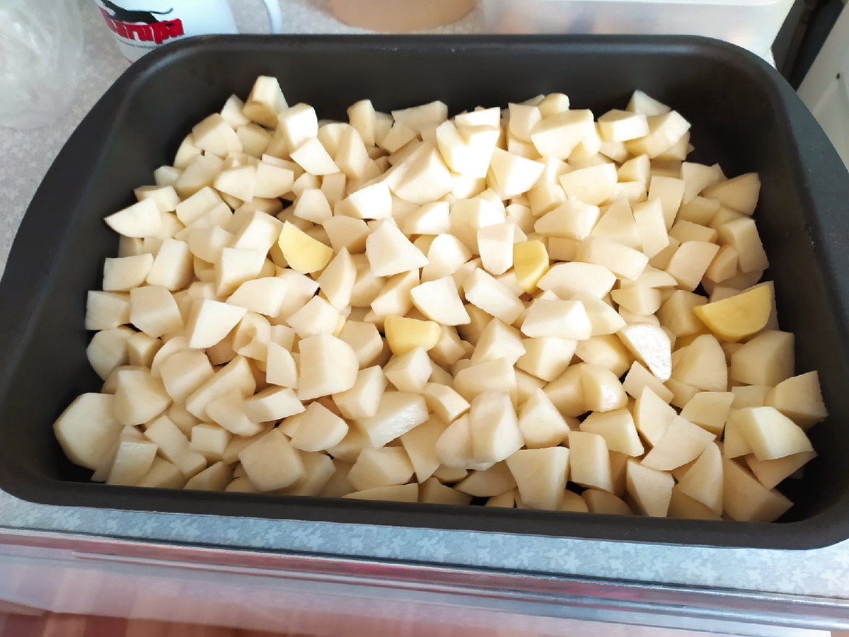 Это я еще начистила немного меньше обычного, так как картошка была вся в черную точку и мне уже надоело ее чистить.