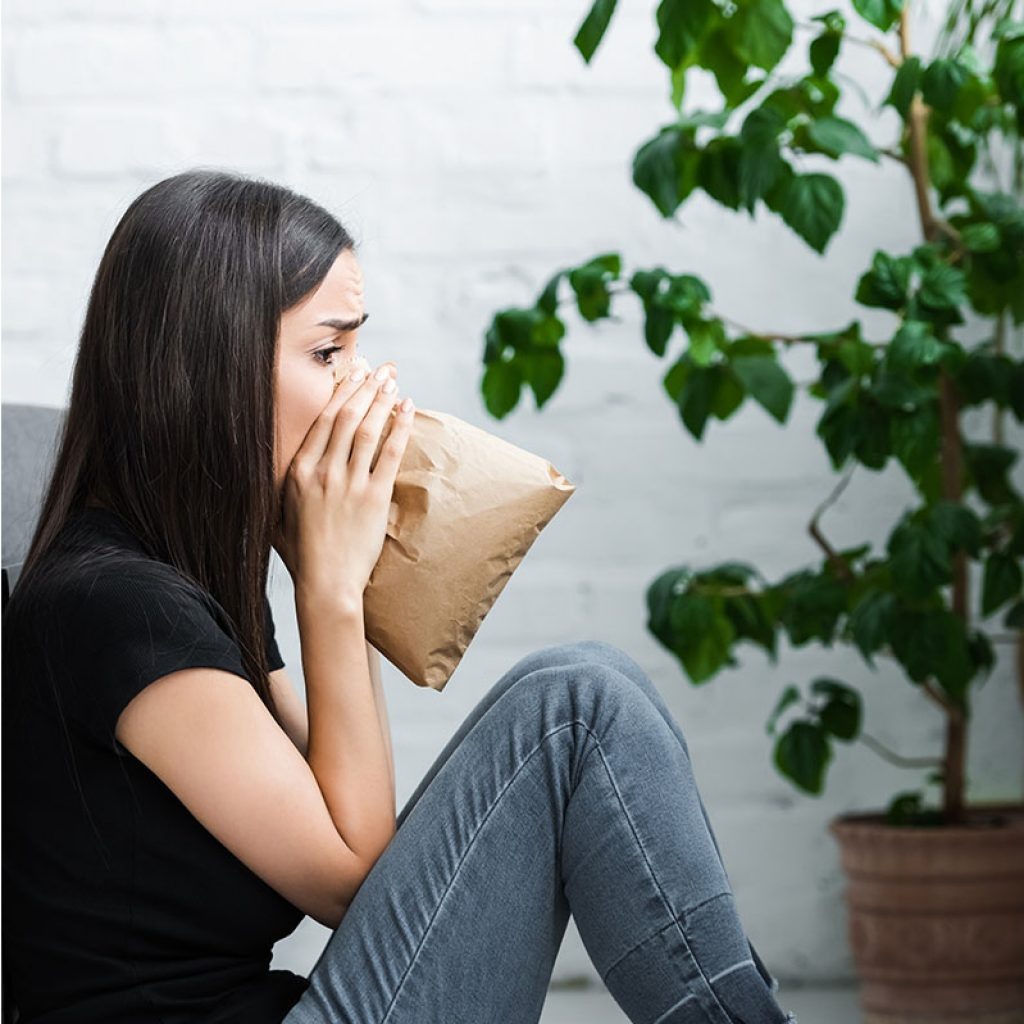 Паническая атака – это внезапный, тяжелый приступ необъяснимого страха, тревоги, сопровождающийся различными вегетативными симптомами: дрожью, учащённым сердцебиением, ощущением нехватки воздуха и другими. Панические атаки, в том числе, могут являться одним из составляющих синдрома вегетативной дисфункции (или ВСД).