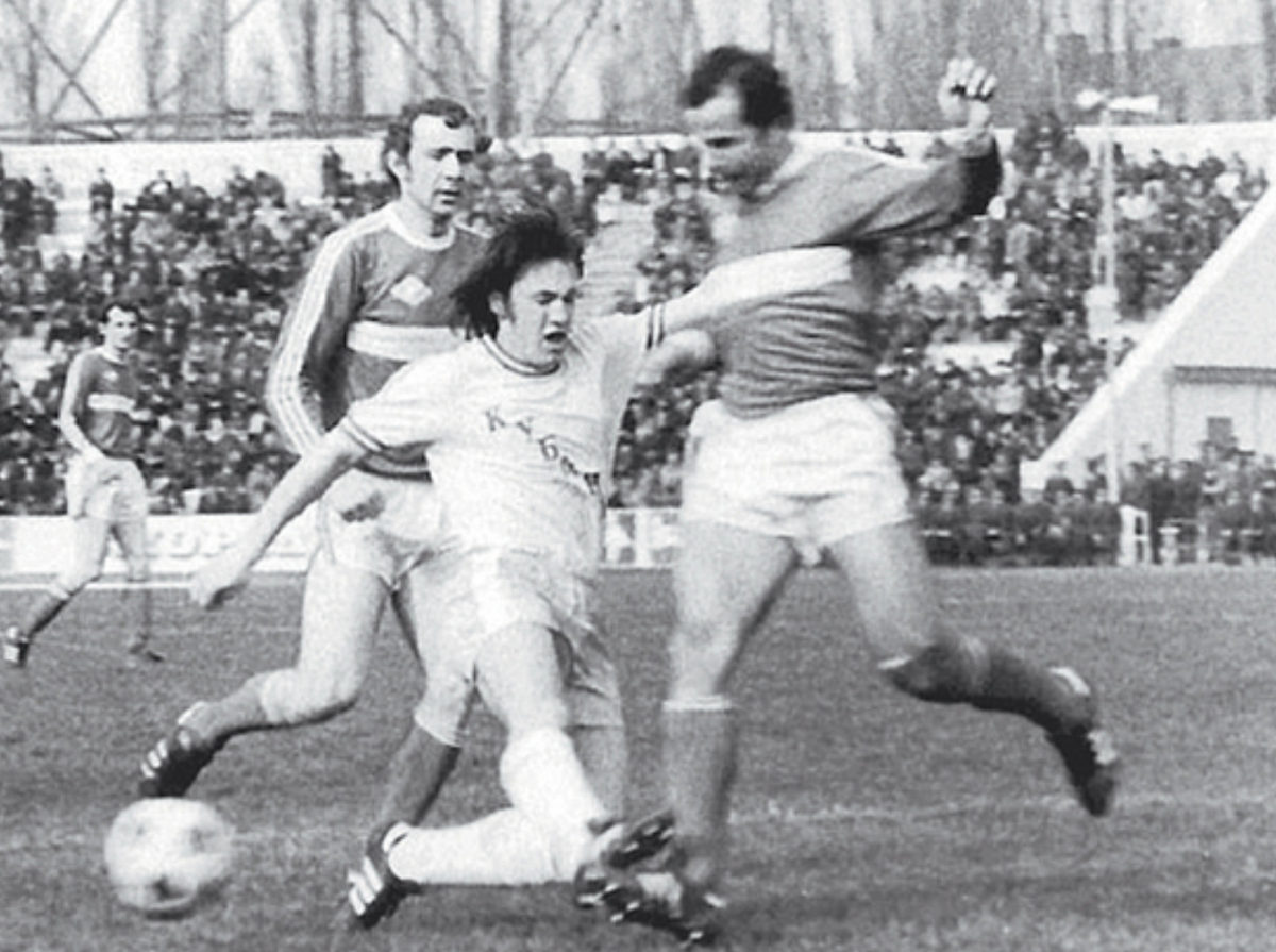 Александр Мирзоян (справа) и Олег Романцев в матче против "Кубани". Начало 1980-х. Фото mk.ru