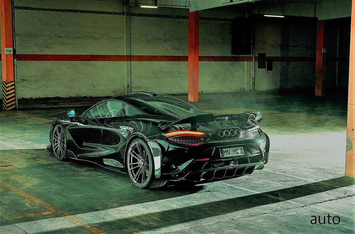 McLaren 765LT — совершенно новый суперкар всемирно известного британского бренда. Купе отличается отличными показателями скорости и мощности. Он выполнен в характерном для марок и автомобилей этого класса стиле. Дизайн новинки характерен для моделей спорткаров. На самом деле ничего лишнего. А все, что предназначено для обеспечения комфорта, может быть установлено только по желанию заказчика. Ведь этот автомобиль далеко не повседневный. Его назначение – гоночная трасса. 
Эта новинка имеет средний размер и очень низкий клиренс. Автомобиль отличается тиснением и объемной панелью кузова, характерными для спортивных автомобилей. Передний фонарь имеет оригинальную форму. Облицовка боковины, передний и задний бамперы, задний диффузор и спойлер – все это призвано улучшить аэродинамику автомобиля. Автомобиль может иметь яркую двухцветную окраску с черной крышей. При этом у заказчика может быть выбор цвета кузова. Спорткары будут продаваться с оригинальным спортивным дизайном и карбоновыми дисками.

Интерьер купе отличается спортивным стилем и минимализмом. Ничего лишнего, так как это может увеличить вес гоночного автомобиля. Внутреннее пространство рассчитано всего на двух человек и оформлено в темных тонах. Карбоновые сиденья имеют рельефную форму спортивного «ковша». Приборная панель очень проста. Это тонкий большой сенсорный дисплей. Аудиосистемы и кондиционера в машине нет. Эти опции могут увеличить вес и могут быть установлены только по желанию покупателя.

Автомобиль имеет титановую выхлопную систему, которая придает ему уникальный звук выхлопа. У него улучшенная подвеска и инновационные тормоза из углеродного волокна и керамики. Автомобиль оснащен множеством электронных систем, призванных улучшить управляемость на гоночных трассах.

размер
Новый McLaren имеет средний размер, типичный для многих автомобилей этого класса. Его длина составляет 4600 мм, ширина — 1930 мм, а высота — 1157 мм. Поэтому ездить на этой машине даже по обычным шоссе и городским улицам очень сложно. И даже о малейшей разгрузке не может быть и речи. Но и создавался он совсем для другой цели.

О размере багажника также не может быть и речи, так как машина вообще не предназначена для перевозки грузов.

Двигатель и трансмиссия
765LT получил невероятно мощный 4-литровый бензиновый двигатель с двойным турбонаддувом. Его мощность равна 765 лошадиным силам. Блоков питания для этой модели пока нет.

Спорткары комплектуются 7-ступенчатыми роботизированными коробками передач. Новинка имеет исключительно задний привод.

результат
Новый суперкар McLaren 765LT — настоящее событие для истинных любителей сверхмощных спортивных автомобилей со всего мира. Модель будет поистине эксклюзивной. Стало известно, что он выпущен очень ограниченным тиражом. По имеющимся данным, она не превысит 700 единиц. При этом каждый автомобиль строится по заказу клиента и может быть оснащен дополнительными опциями или получить уникальный дизайн.

Уже сейчас на заводе начинают собирать первое купе для клиентов. Ими могли быть только состоятельные состоятельные люди из разных стран мира. Ведь стоимость новинки очень высока. Точная цена спорткара неизвестна и сильно зависит от дополнительных функций и оборудования, заказанных клиентом. Но вряд ли вы сможете позволить себе такую ​​машину.

По мнению экспертов, приобрести новое купе смогут не только коллекционеры, но и те, кто ценит адреналин и запредельную скорость. Ведь обладание такой роскошью – мечта многих энтузиастов. И им вообще не обязательно водить такую ​​машину на трек.

Кстати, российские любители суперкаров также могут заказать новинку от MCLAREN. Однако пока неизвестно, делал ли такой заказ кто-то из россиян.
