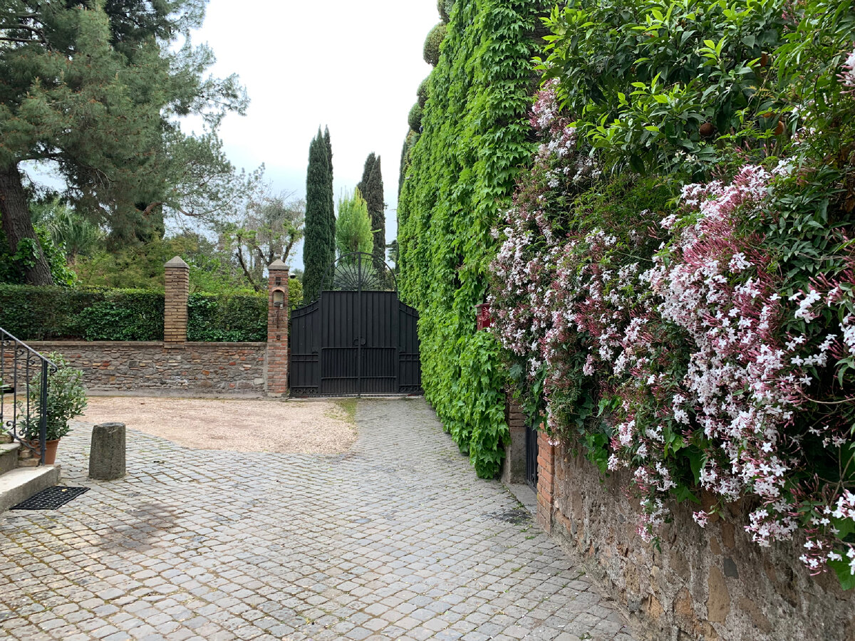 Частные виллы на древней дороге Виа Аппиа в центре Рима