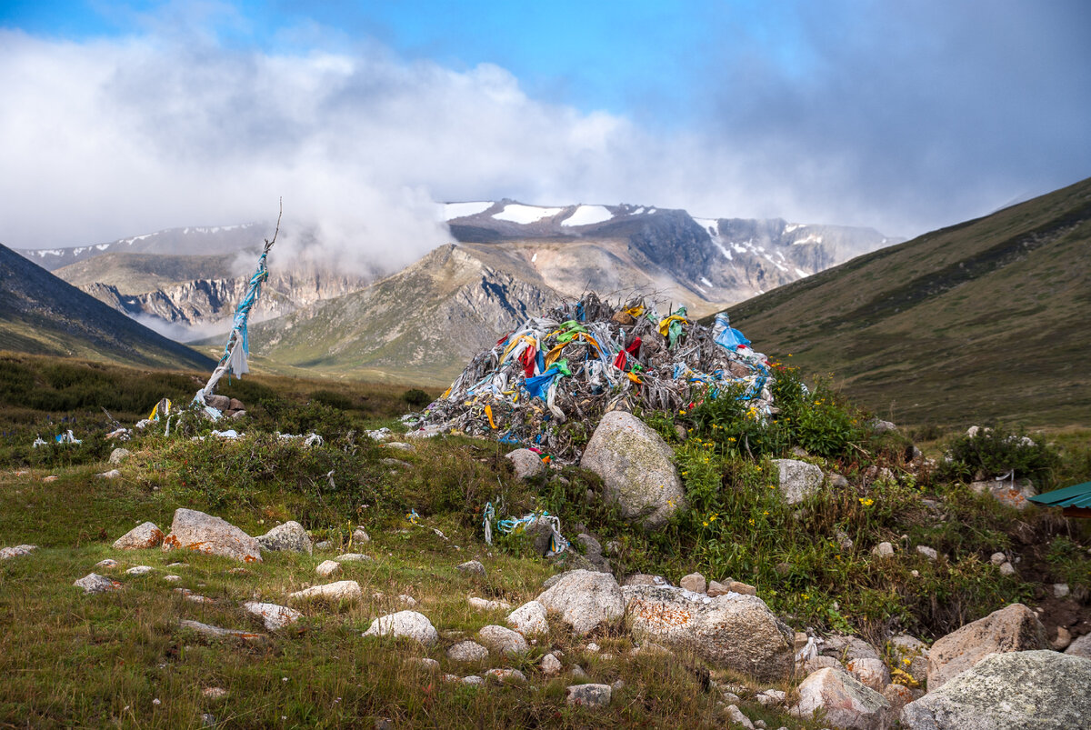 Джумалинские теплые целебные ключи. На этом фото видны еще и широкие цветные ленты - хадаки. Их повязывают буддисты. В данном случае, буряты и тувинцы, которые приезжают лечиться на эти ключи.