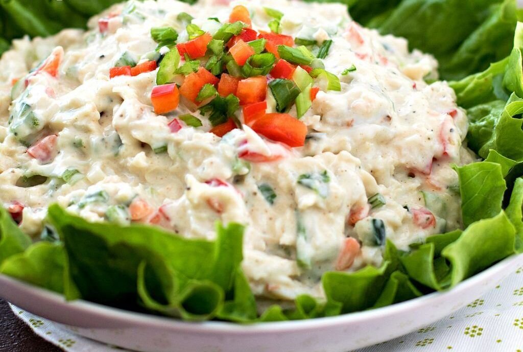 Салат с крабовым мясом. Салат из крабов. Салат с мясом краба. Салат с крабовым мясом самый вкусный.
