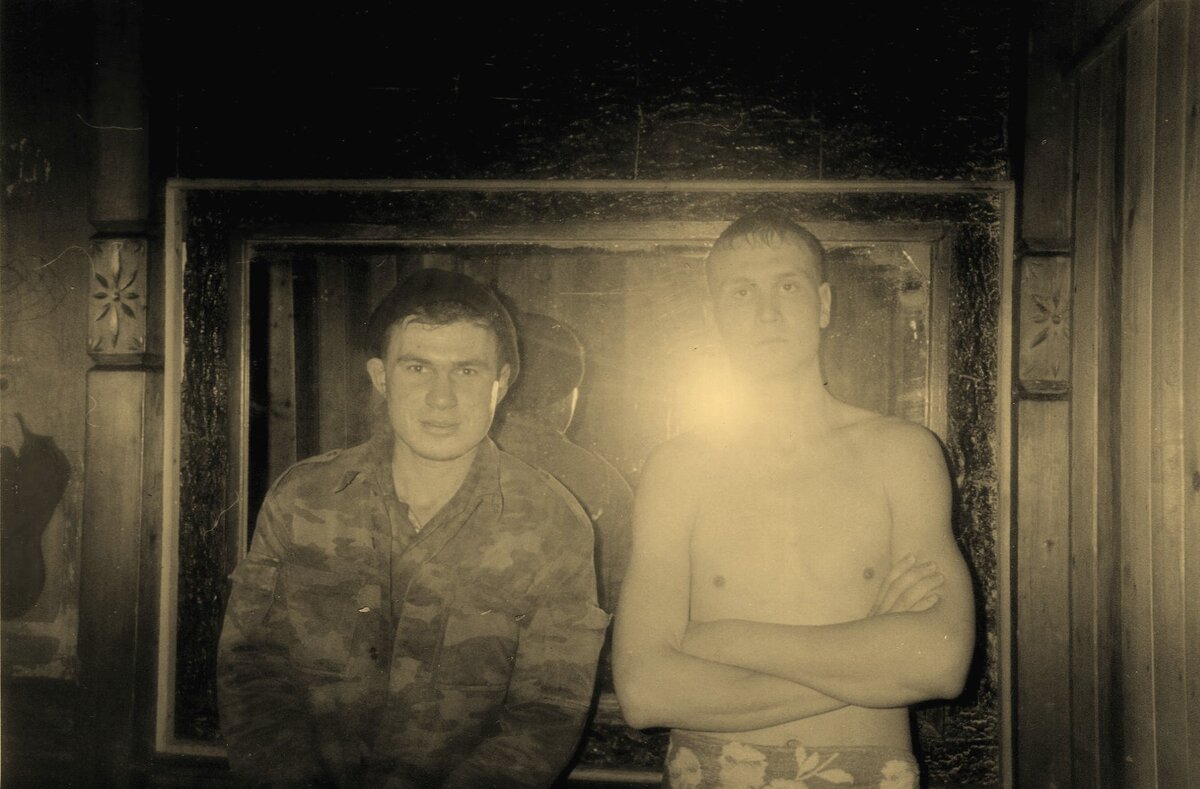 Мы с Колей в заставской бане. Ни разу не встретились после службы, но ни на мгновение о ней не забывали.