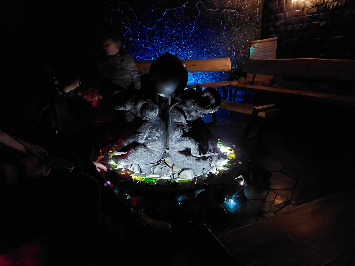 Композиция из шунгитовых фигур в центре "комнаты релакса". Фото автора.