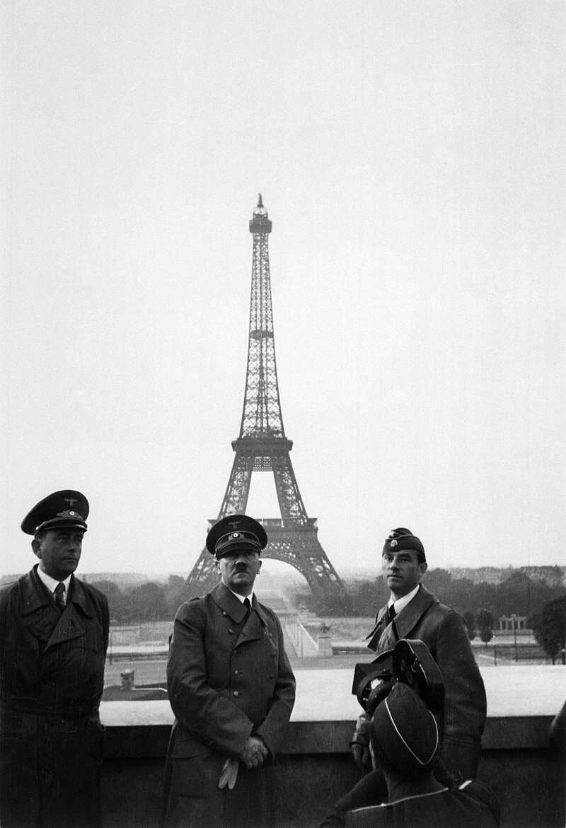 На фото: Адольф Гитлер на фоне Эйфелевой башни, 23 июня 1940 года