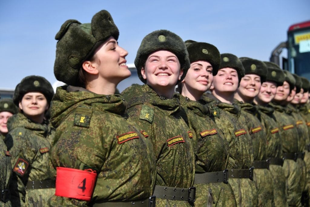 Сколько женщин служит. Солдат Российской армии. Военная форма. Военные силы РФ. Солдаты Военная форма.