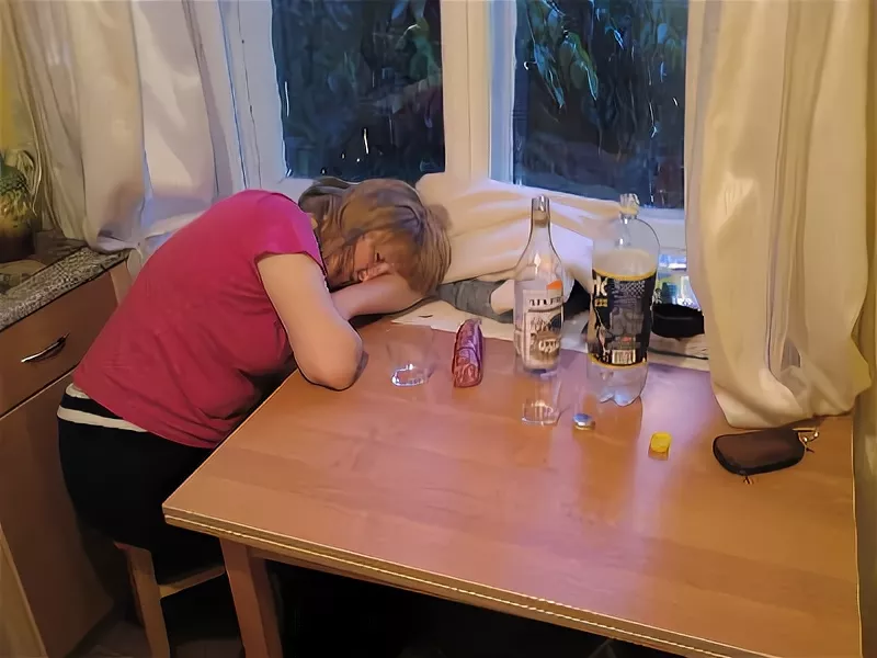 Drunk mom sleep. Пьющие родители. Пьющие матери.