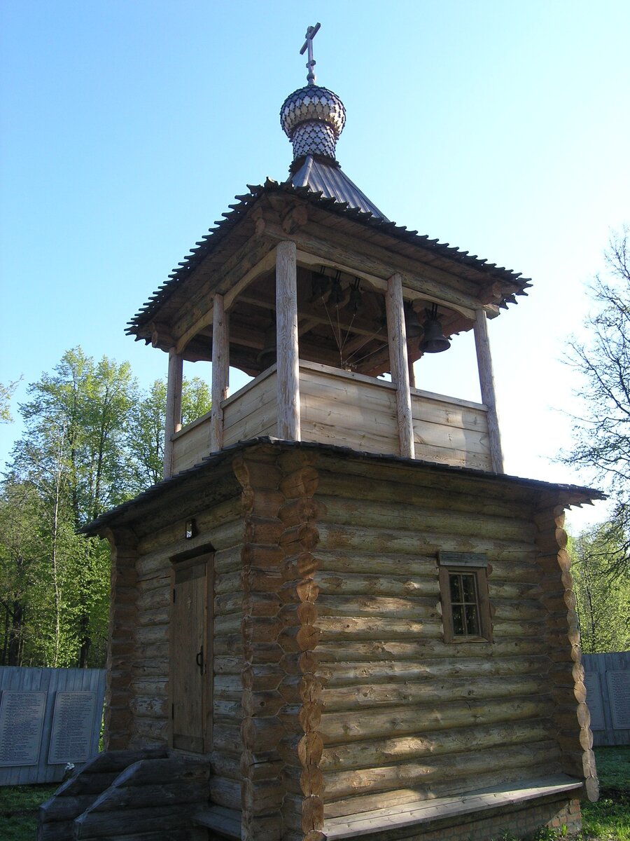 Звонница на деревянной церкви