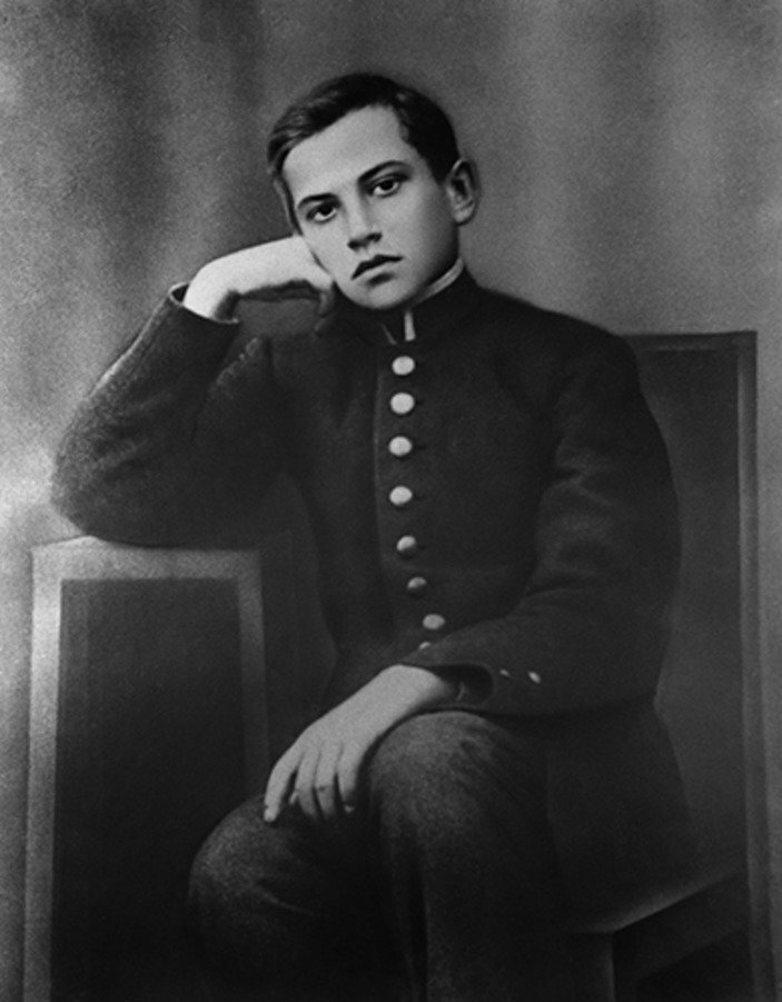 Володя Маяковский, родился он 19 (7) июля 1893 года в маленьком грузинском селе Багдади.