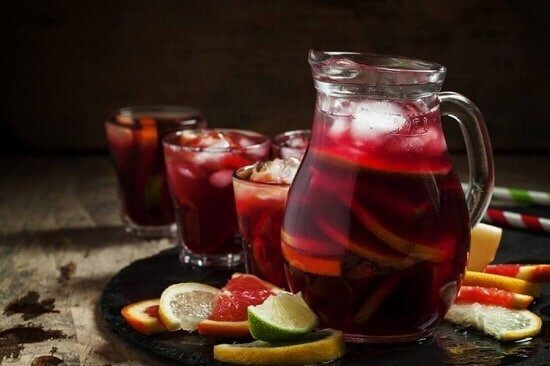 Внешне tinto de verano и sangría выглядят почти одинаково