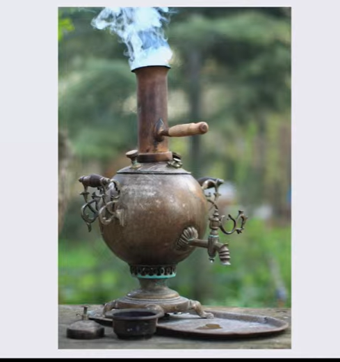 большинство историков полагают, что самовар однозначно исконно русское изобретение, берущее начало из древних цивилизаций. В Древнем Риме археологами найдены приспособления для подогревания напитков или охлаждения, конструктивные признаки которого сходны с русской «чайной машиной». 