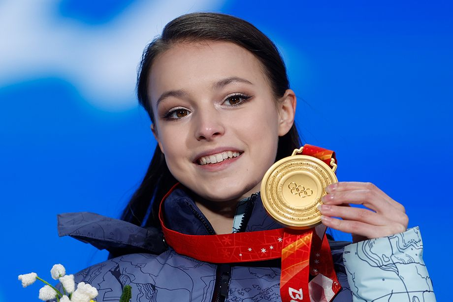 Анна Щербакова Олимпийская чемпионка. Анна Щербакова с медалью 2022. Анна Щербакова на награждении 2022. Анна Станиславовна Щербакова 2022.