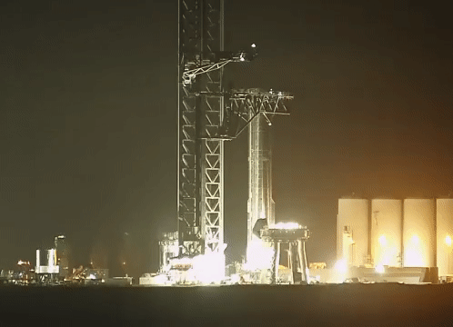 Момент, когда SpaceX впервые поднимает самый мощный в мире ракетный ускоритель с помощью "палочек для еды". (Видео: SapceX)