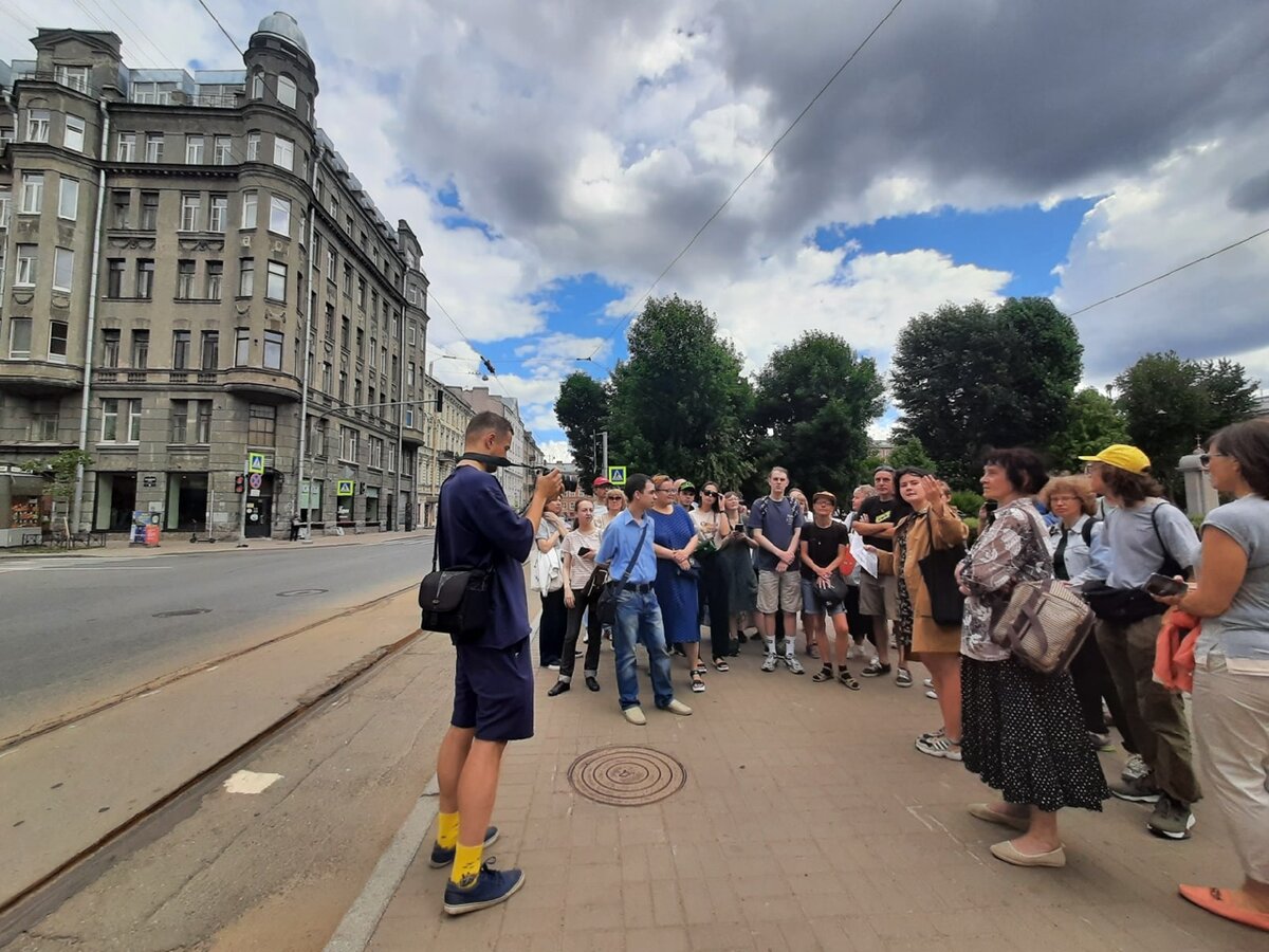 Экскурсанты наблюдают с площади Тургенева здание в стиле модерн с красивой башенкой, которое можно будет снести, если внесут поправки в закон. Оно не является объектом культурного наследия.