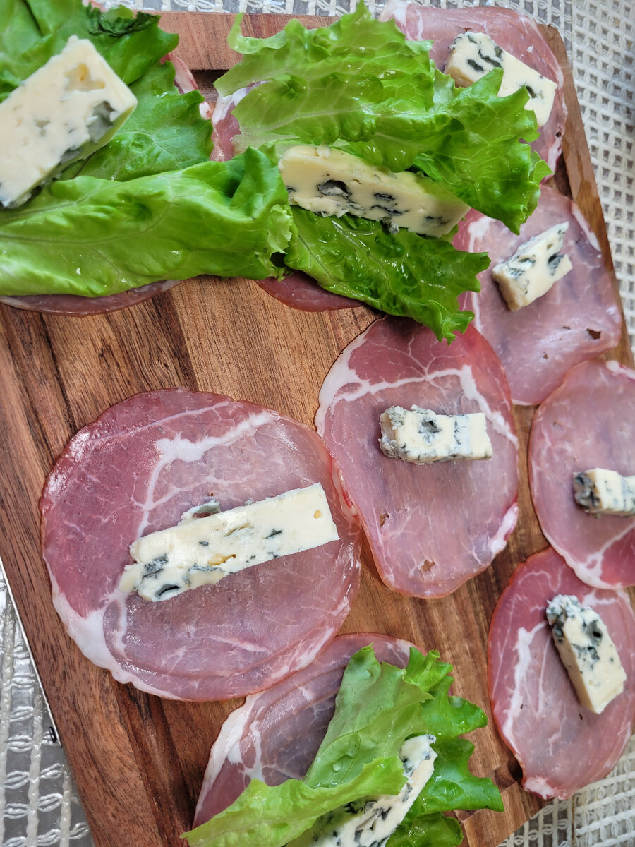 Нарезать  сыр, лист салата на мясо.