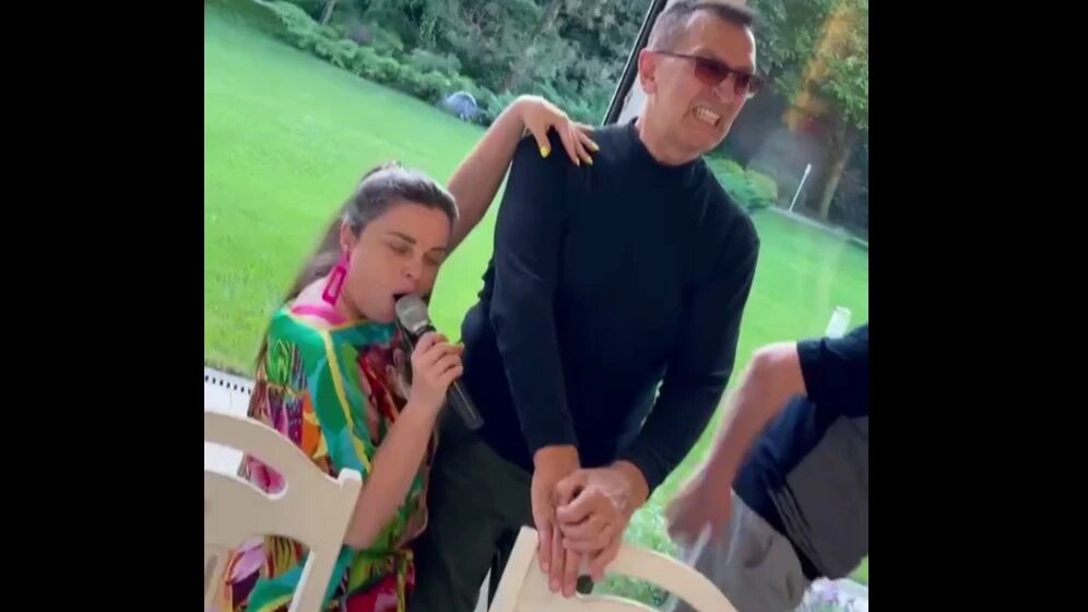 Наташа Королева исполнила песню «Помоги мне». Фото: кадр видео t.me/idadostman 