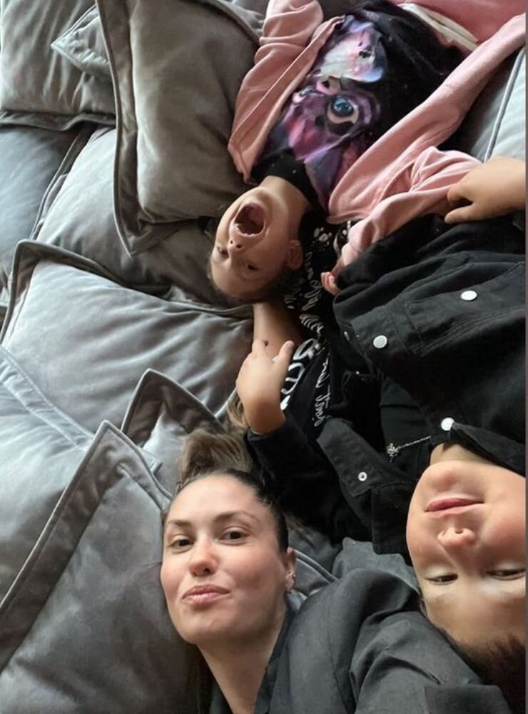    Агата с детьми в новом домеСоцсети Агаты Муцениеце