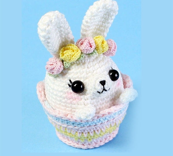 Пасхальный кролик в корзинке