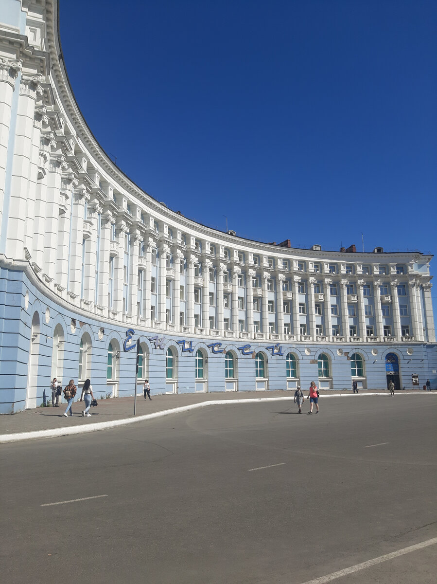 Ну а колорит города меня просто поразил (Норильск называют также "маленьким Питером", потому что  архитектор был один, а я всю жизнь мечтала оказаться в Питере)