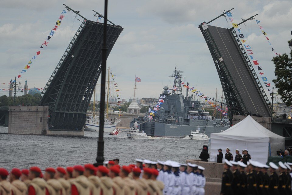     Четыре моста разведут в Петербурге для репетиции парада ВМФ  ПЫХАЛОВА Юлия (архив)