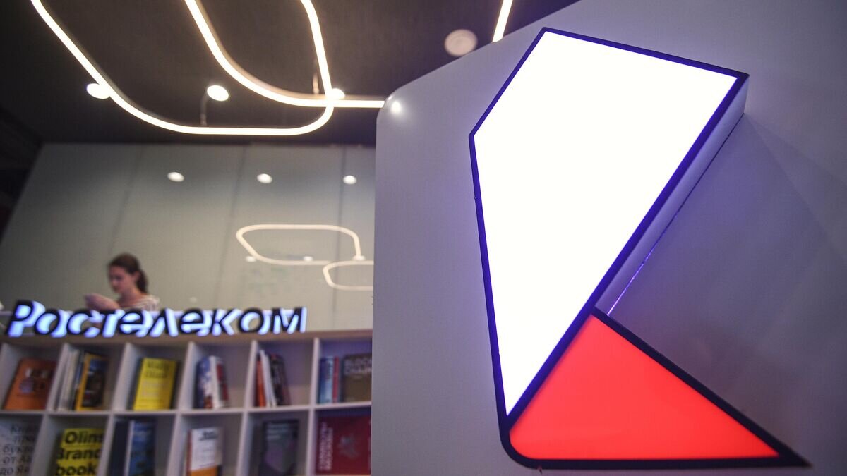    Новый логотип компании "Ростелеком" в офисе на улице Гончарная в Москве© РИА Новости / Рамиль Ситдиков