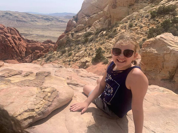 Мэгги Крум было девять лет, когда её покусала акула. Мама девочки не знала, что на том пляже акулы часто "охотятся" за людьми. Фото © Facebook (запрещён на территории Российской Федерации) / aimee.crum