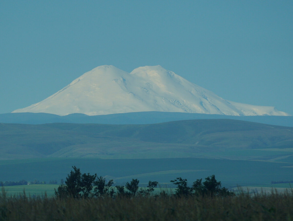Вид на Эльбрус с трассы чуть восточнее Пятигорска рано утром 25 июля.