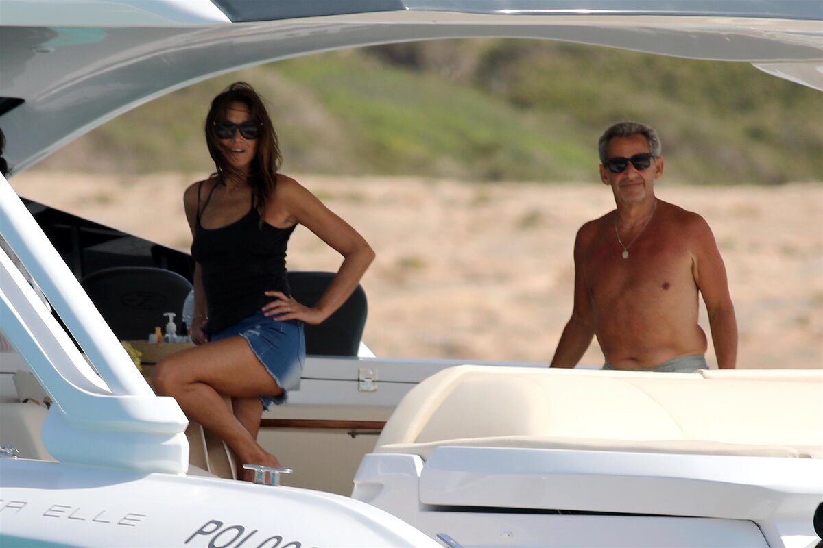     Карла Бруни и Николя Саркози на отдыхе, июль 2022 года