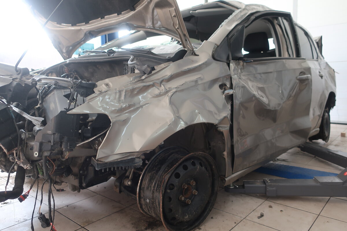 VW Polo Sedan после ДТП
