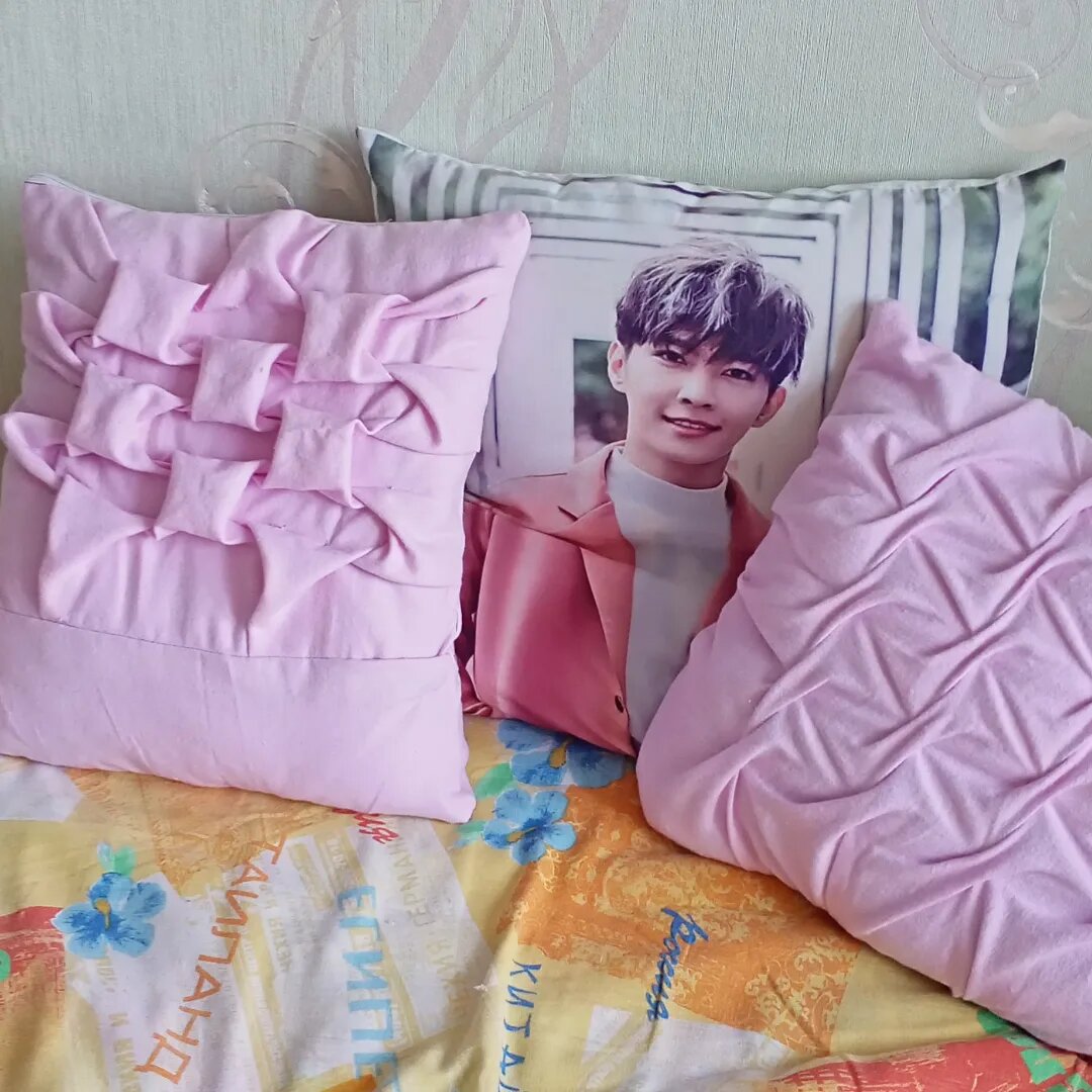 Посредине подушка с фото любимого певца и актёра Аарона Яна.