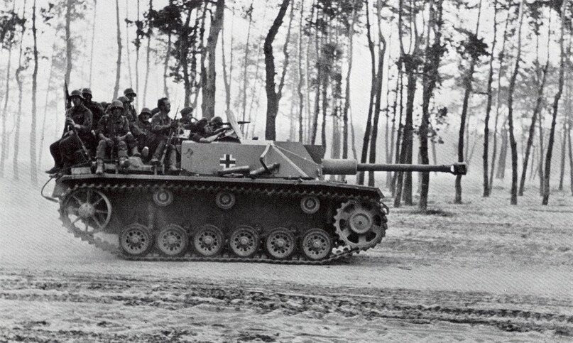  StuG III ausf.G везет пехоту
