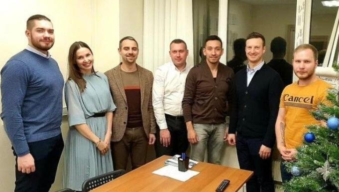 «Познакомились 2,5 года назад и приехал я к ним на аудит, а Татьяна показала мою книгу “Повышение эффективности отдела продаж за 50 дней” - всю в закладках, да и не просто прочитанную, а внедренную процентов на 80%, сами сделали и работает, по книге, без внешней поддержки и мотивации, так я в них и влюбился: молодые, начинали с Максимом (мужем Татьяны) с нуля, никаких инвестиций и административного ресурса, просто производят полипропиленовую упаковочную ленту, любят клиентов и сотрудников. Не стоят на месте никогда. Смелые и готовые к изменениям и кропотливой работе над производством, продажами, управлением персоналом.» – Алексей Рязанцев, руководитель Ryazantsev & Partners.