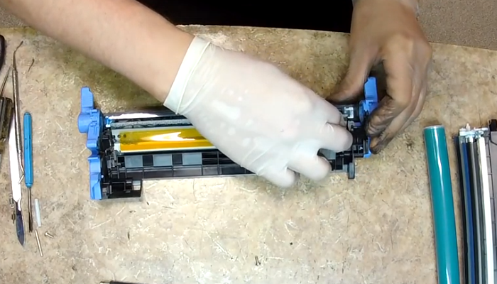 Фото 41. Наносим смазку для пластиковых шестеренок на сам фотобарабан и в места его крепления в картридже 