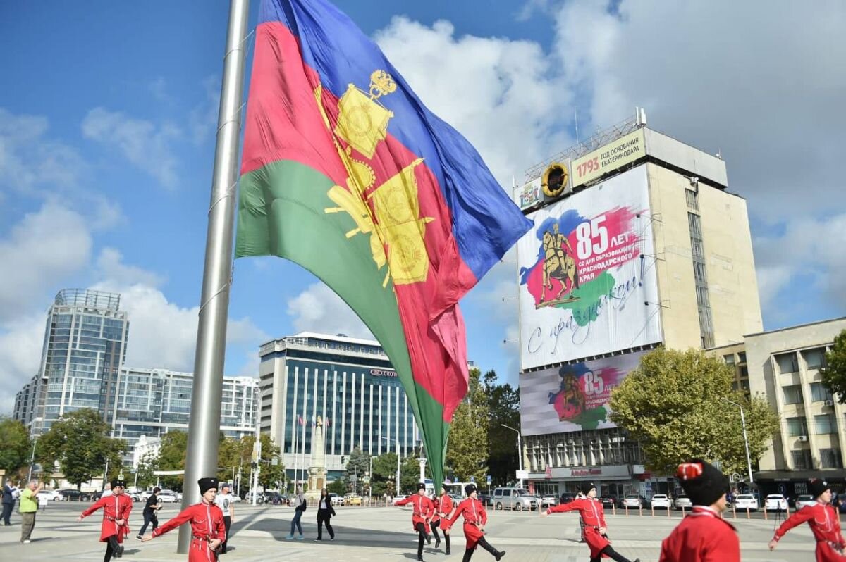    На Главной городской площади Краснодара подняли флаг Краснодарского края