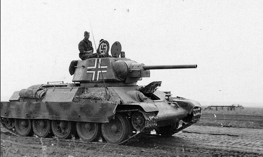 Panzerkampfwagen T 34 - 747(r) с бортовым экраном.