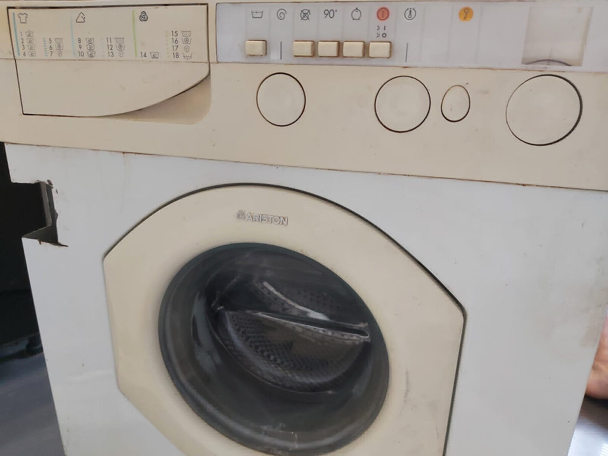 Старая машинка с вырезами под петли