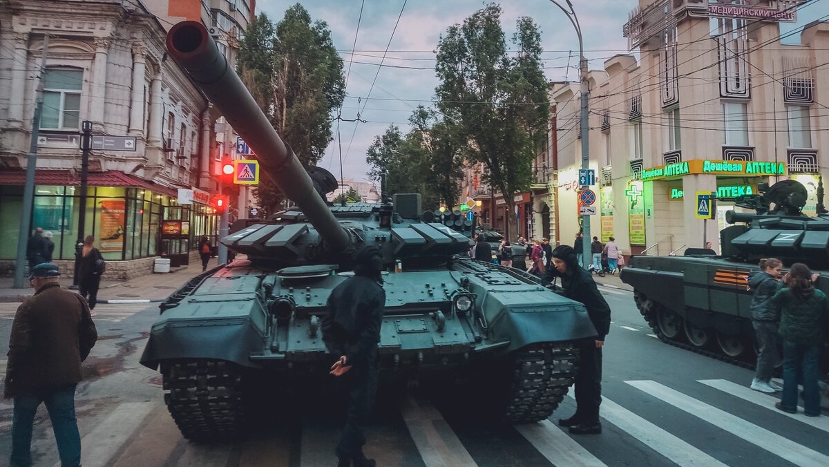     Достаточно экзотичная картина открылась взорам очевидцев в районе Второй Речки во Владивостоке. Неподалёку от памятника противолодочному вертолёту Ка-25 временно открылся другой памятник — танку.