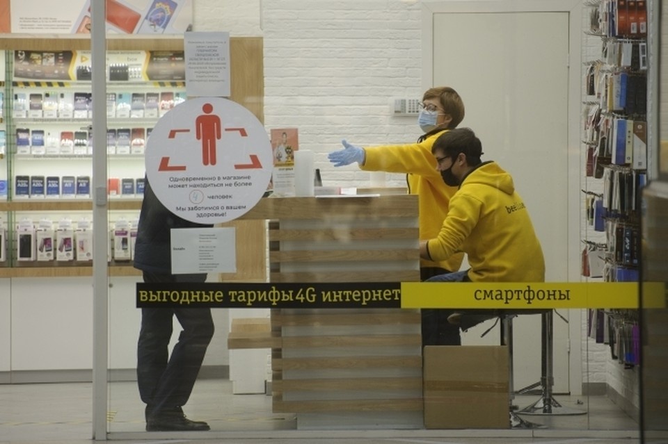     Все чаще покупатели просят продать кнопочные телефоны без интернета. Алексей БУЛАТОВ