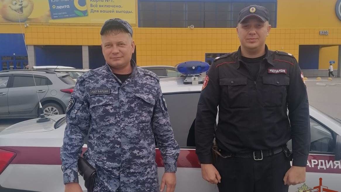     Охранник омского гипермаркета обратился к Росгвардии, обнаружив одинокого ребенка.