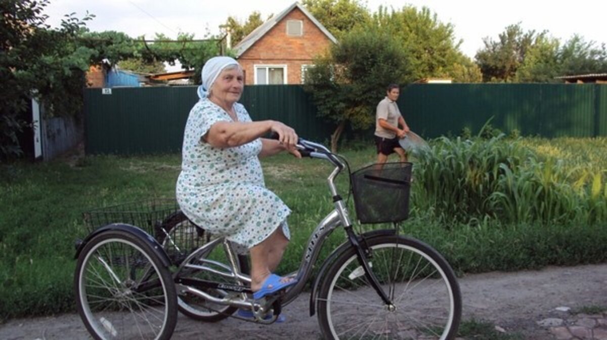 Бабушки колесики. Бабушка на велосипеде. Велосипед для пожилых. Велосипед для пенсионеров трехколесный. Старик на велосипеде.