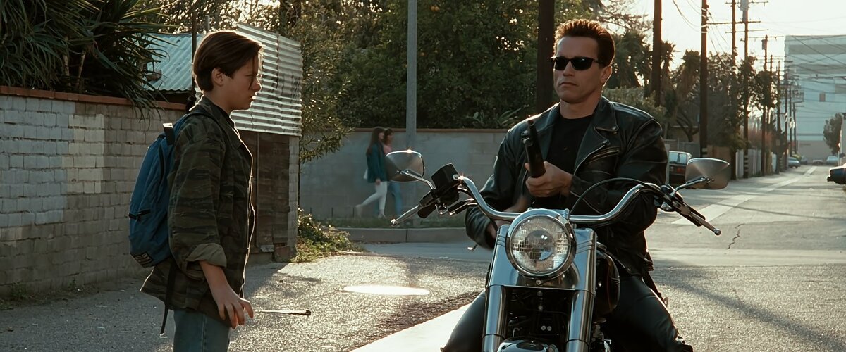 (Из фильма Терминатор-2: судный день. На фото Терминатор, модель Т-800 и подросток Джон Коннор...)