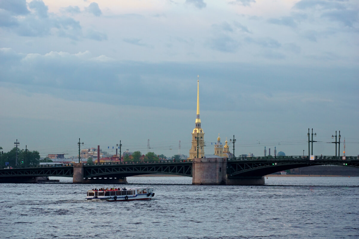 Вечерний Петербург. Дворцовый мост. Фото автора.