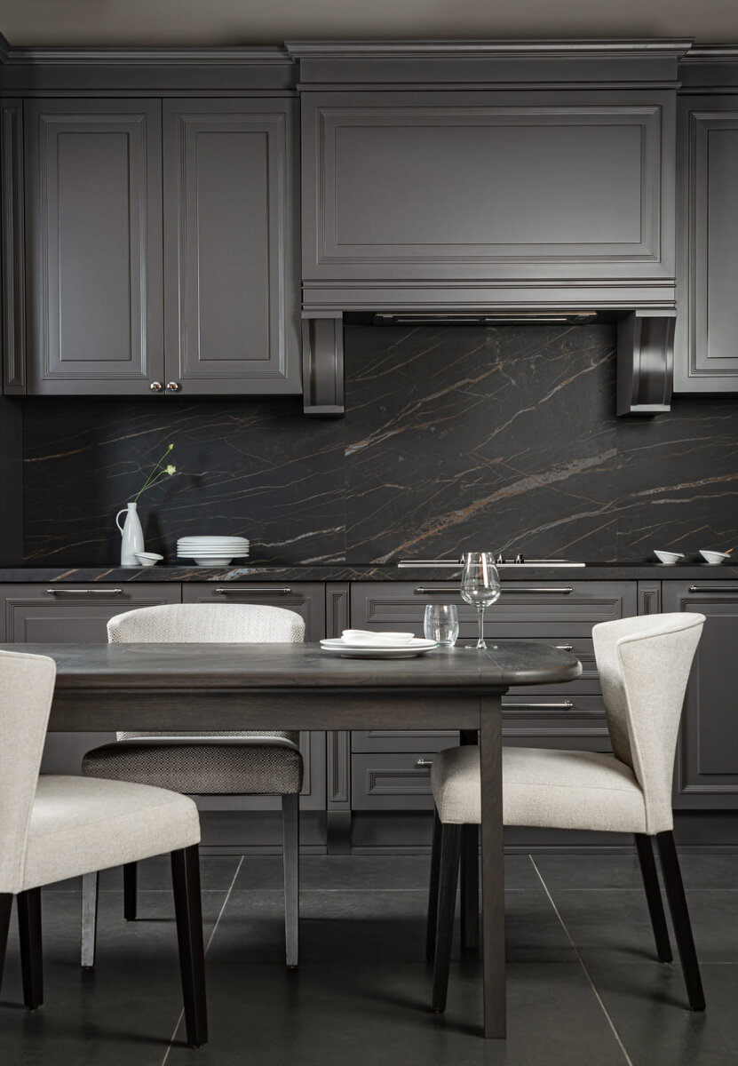 Особенно выигрышно и смело кухня Tower смотрится в трендовом насыщенном цвете «Сумерки»